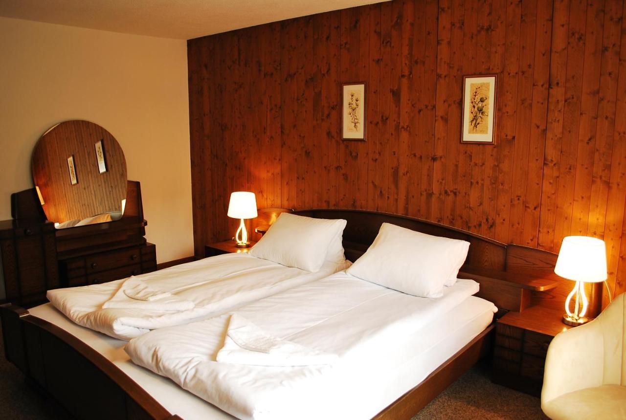 Rooms With Private Bathrooms Saas im Prattigau 外观 照片