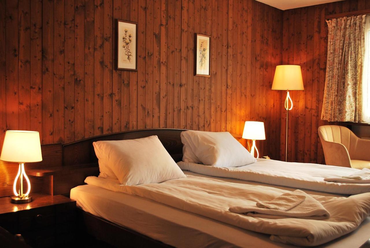 Rooms With Private Bathrooms Saas im Prattigau 外观 照片