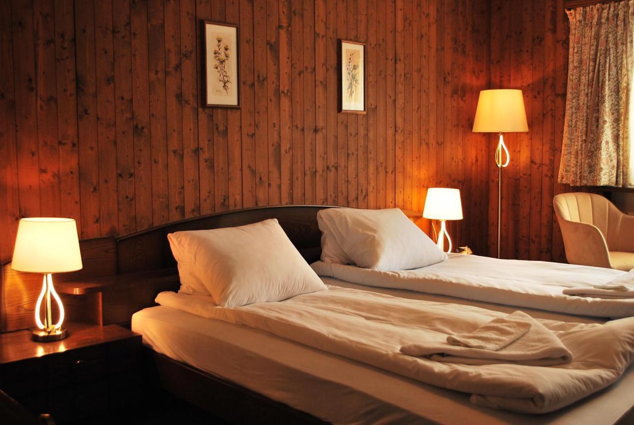 Rooms With Private Bathrooms Saas im Prattigau 外观 照片