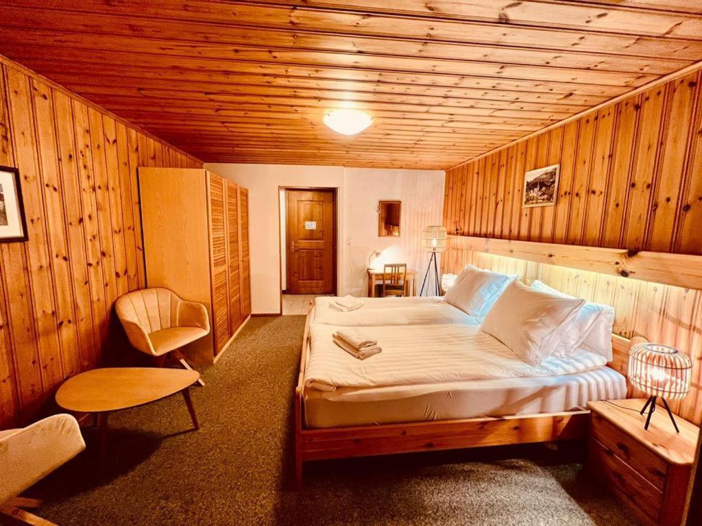 Rooms With Private Bathrooms Saas im Prattigau 外观 照片